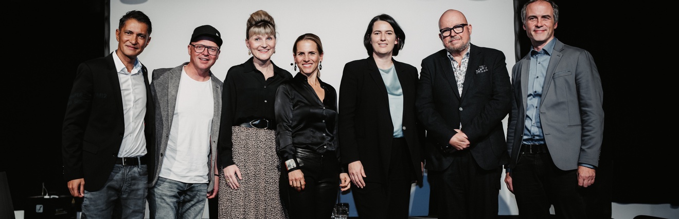 Patricio Hetfleisch (Tirol Werbung), Manuel Stix (Musikproduzent), Melanie Wiener (Land Tirol), Carla Luthardt (Moderation), Barbara Thaler (Präsidentin Wirtschaftskammer Tirol), Siegfried Steinlechner (ORF) und Bernhard Holzhammer (Vorsitzender FV Film- und Musikwirtschaft) (v.l.).