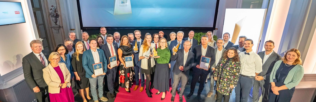 Trigos-Preis-Gala: Nominierte und Sieger mit den Laudatoren, unter ihnen auch WKO-Vizepräsidentin Gabi Lechner (li.) für die Firma Lixtec