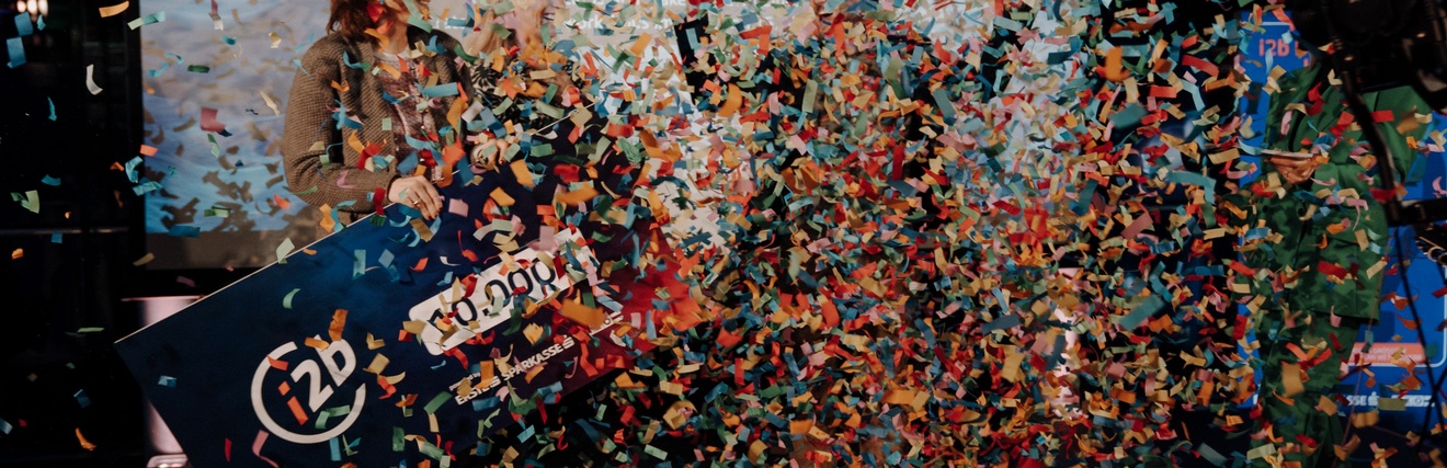 Konfettiregen bei i2B-Preisverleihung