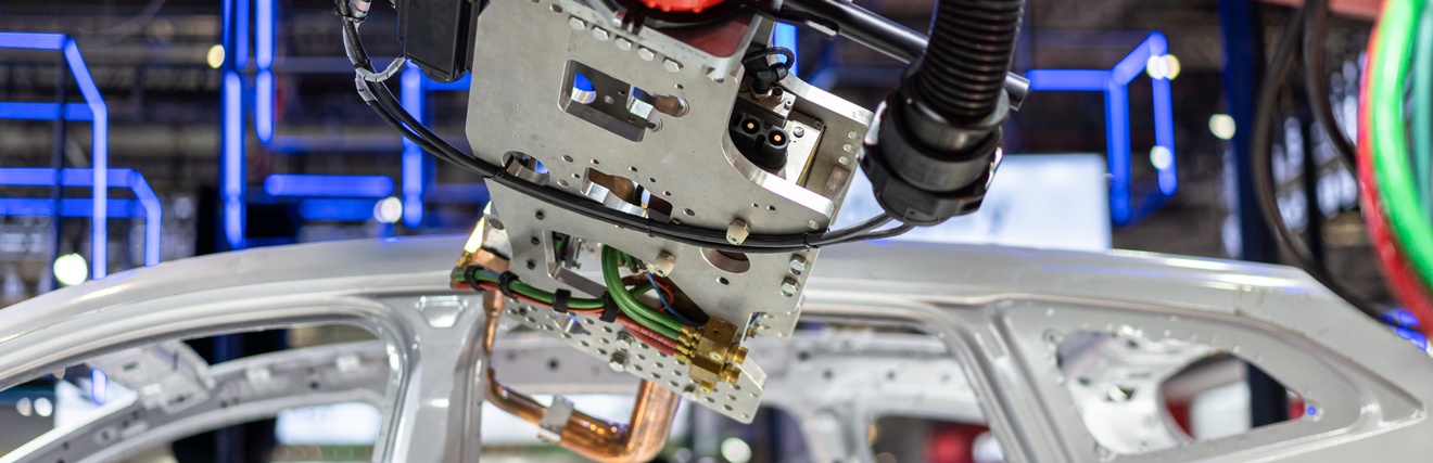 Roboterarm bei der Fertigung einer Fahrzeugkarosserie