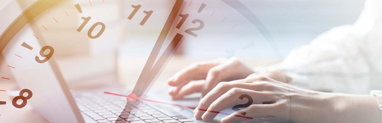 Person tippt in einem Laptop, darüber ist eine Uhr mit Zeiger kurz vor 12 visualisiert.