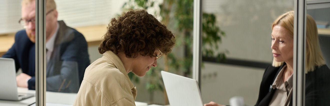 Junge Frau füllt Formulare in einer Behörde aus