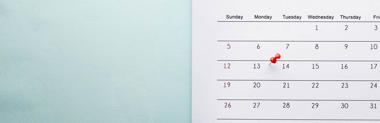 Kalenderblatt eines Monats mit Pin und Bleistift