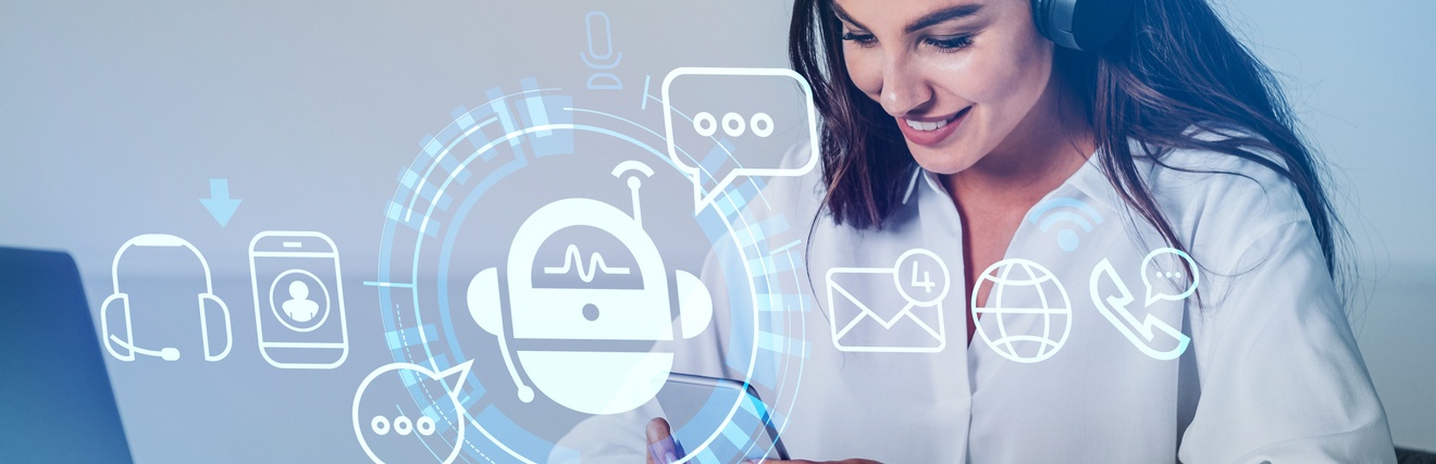 Person mit Kopfhörern blickt lächelnd auf Handy, Bild-Overlay einer Illustration eines Roboterkopfes mit Sprechblasen und andere Symbolden