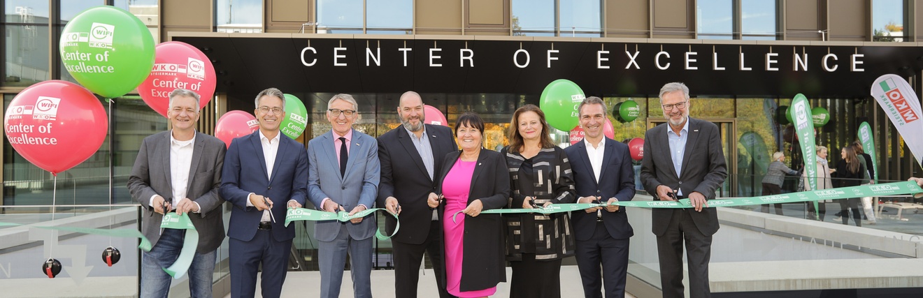  Eröffnen feierlich das Center of Excellence: WKO Steiermark Direktor Karl Heinz Dernoscheg, WIFI Institutsleiter Martin Neubauer, Landesrätin Claudia Holzer, Landeshauptmann-Stellvertreterin Manuela Khom, WIFI Kurator Markus Kohlmeier, WKO Steiermark Präsident Josef Herk sowie die beiden Grazer Stadträte Kurt Hohensinner und Manfred Eber (v.l.) beim durchschneiden des Bands vor dem Gebäude.