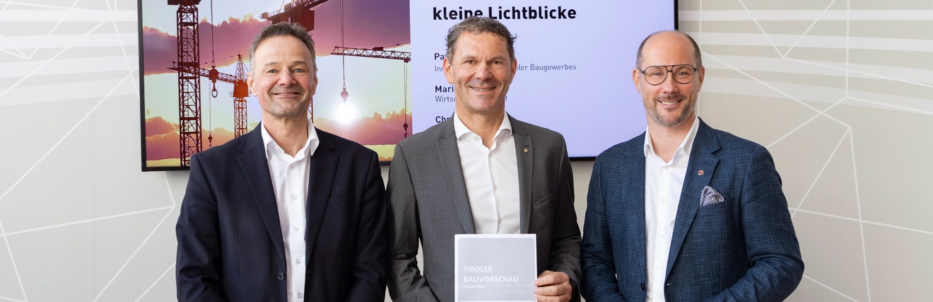 Präsentation der Tiroler Bauvorschau 2026 mit Landesbaudirektor Christian Molzer, Innungsmeister Patrick Weber und Landesrat Mario Gerber.