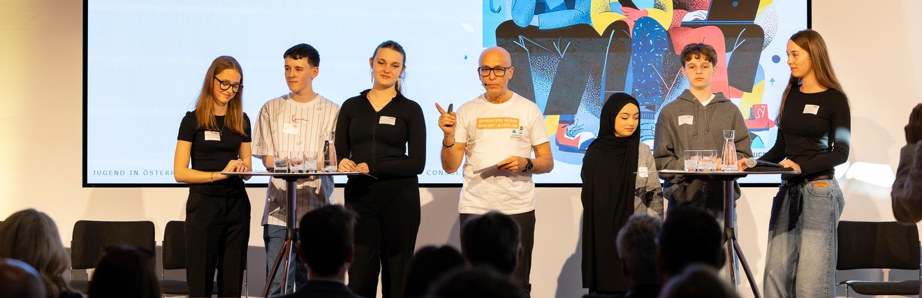 Gemeinsam mit seiner „Fokusgruppe“ präsentierte Studienautor Heinz Herczeg die Ergebnisse der Tiroler Jugendstudie bei einer großen Veranstaltung in der Wirtschaftskammer Tirol. Eine Kernbotschaft dabei: Tirols Jugendliche sind motiviert, leistungsbereit und wollen ihre Zukunft aktiv gestalten.