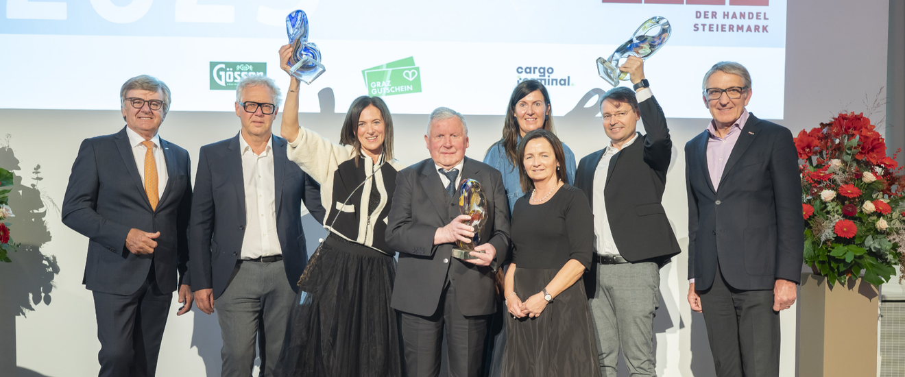 Frauen und Männer auf einer Bühne bei der Verleihung des Handelsmerkur 2025