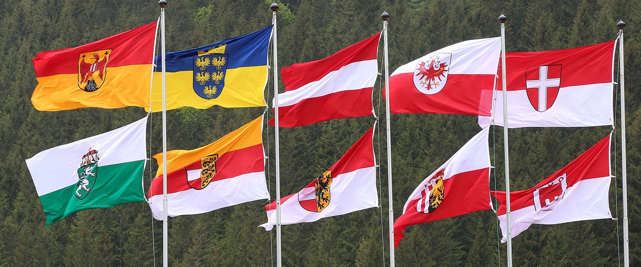 Fahnenparade unterschiedlicher Flaggen der Bundesländer Österreich und Europa.