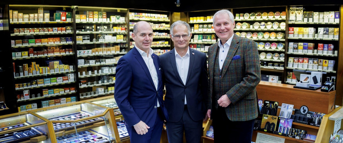 Drei Personenn in einer Tabaktrafik