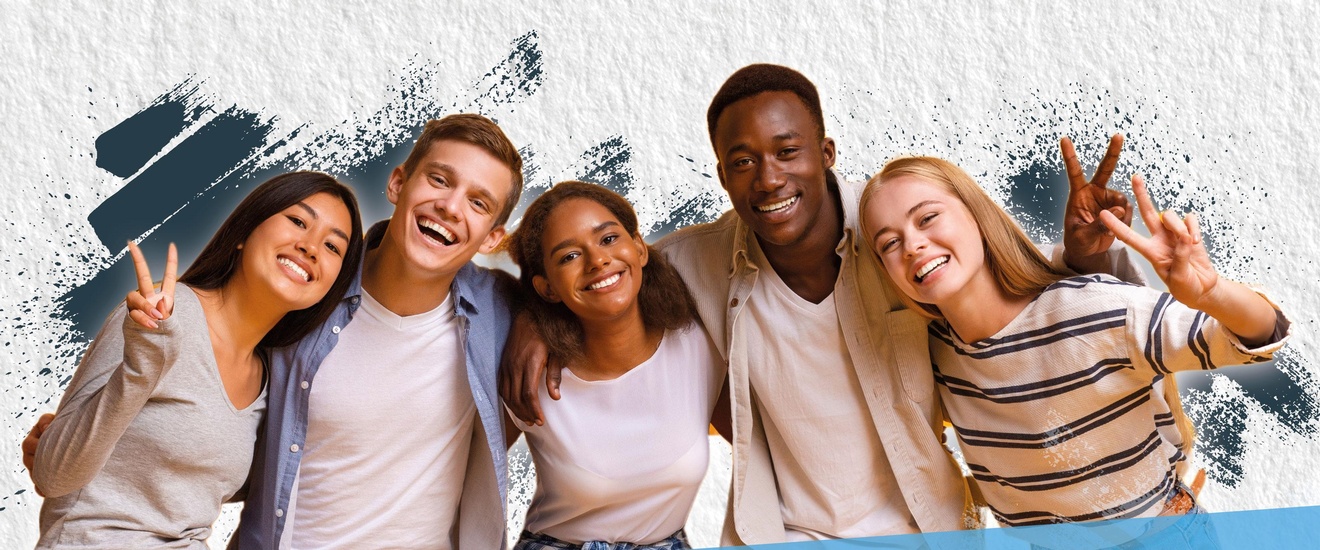 Junge Menschen stehen nebeinander und zeigen das Victory-Zeichen. Davor sieht man zwei färbige schräge Balken, dahinter dunkle Pinselstriche an einer weißen Wand.