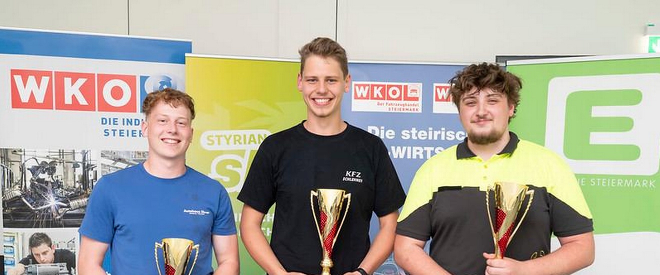 3 KFZ Techniker mit Pokal