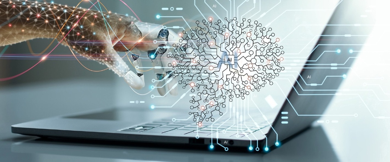 Seitliche Aufnahme eines aufgeklappten Laptops, auf den die Hand einer Person deutet. Die Finger der Person sind die Finger eines Roboters. In der Mitte ist eine Grafik vieler Linien, in deren Mitte AI steht