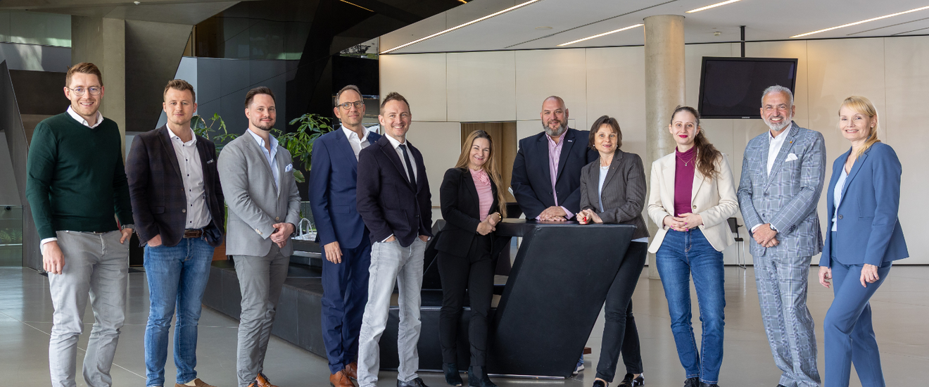 Gruppenfoto von Männern und Frauen im Businessoutfit