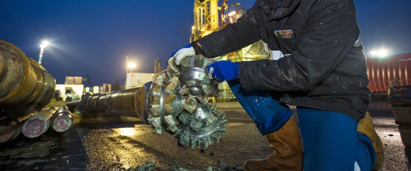 Arbeiter bei der Montage eines Bohrkopfes