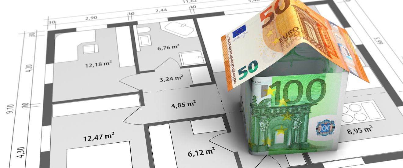 Euroscheine sind zu einem Haus geformt und stehen auf einem Grundriss eines Hauses