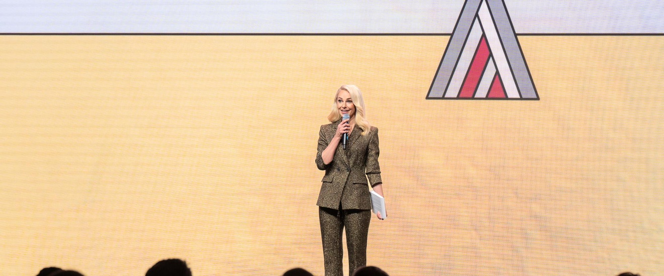 Die Moderatorin auf der Bühne bei der Verleihung des Bundeswerbepreis AUSTRIACUS 2025