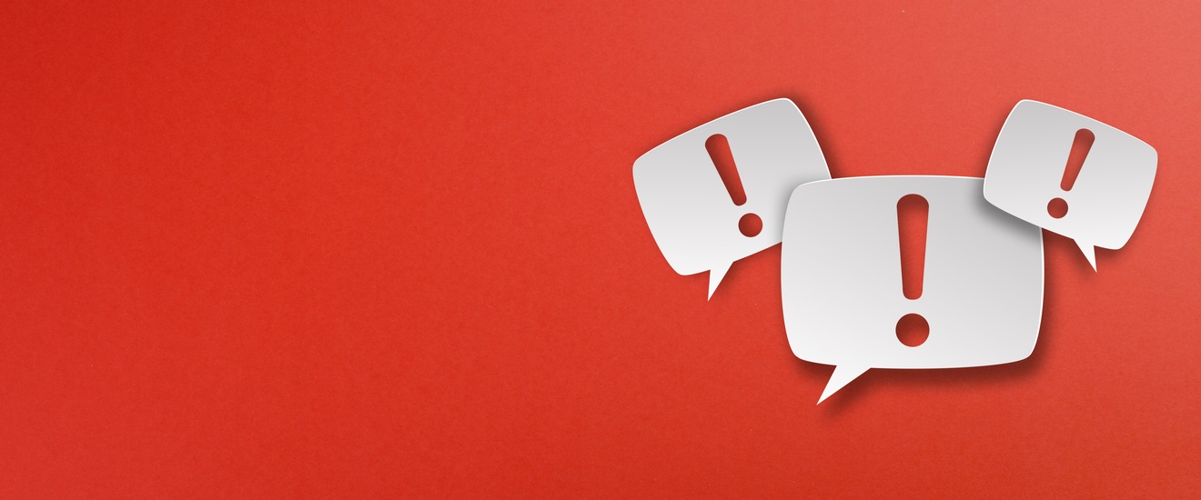 Auf rotem Hintergrund sind drei Rufzeichen in jeweils einer Sprechblase