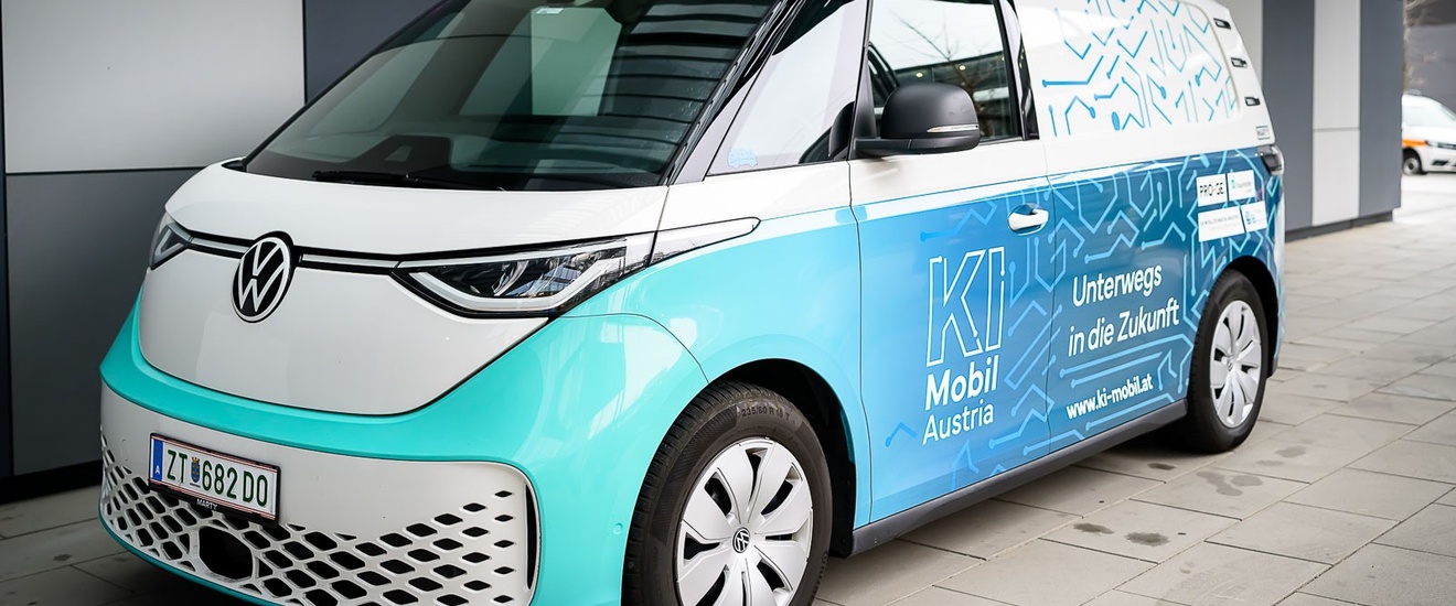 Weiss-türkises Auto mit der Aufschrift 