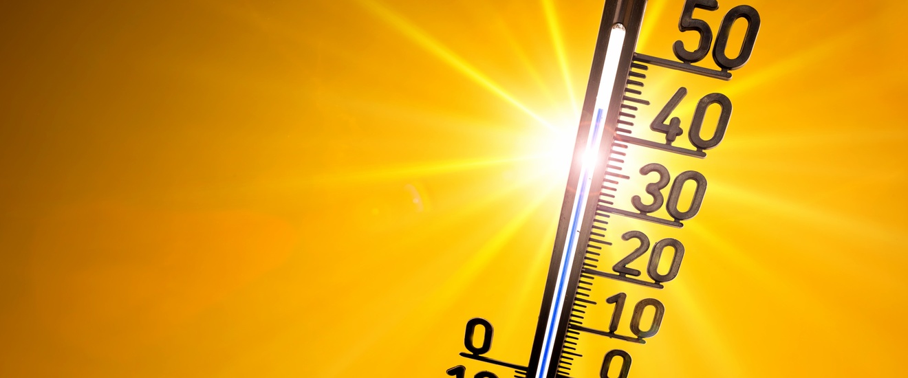 Im Vordergrund ist ein Thermometer vor einem orangen Hintergrund. Rechts sind die Zahlen bis 50 daran montiert. Die Anzeige des Thermometers ist etwa bei der Zahl 43
