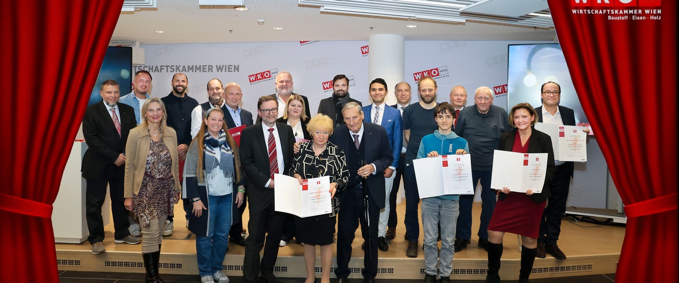 Gruppenbild auf der Bühne - Mitgliederehrung 2025