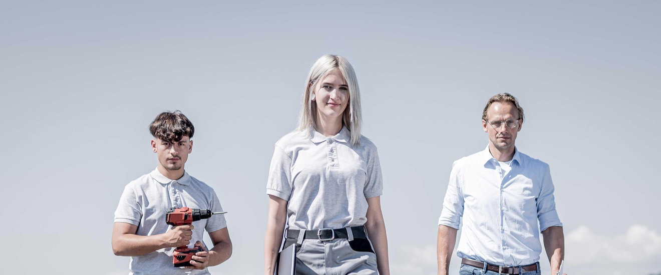 Drei Personen auf einem Hausdach