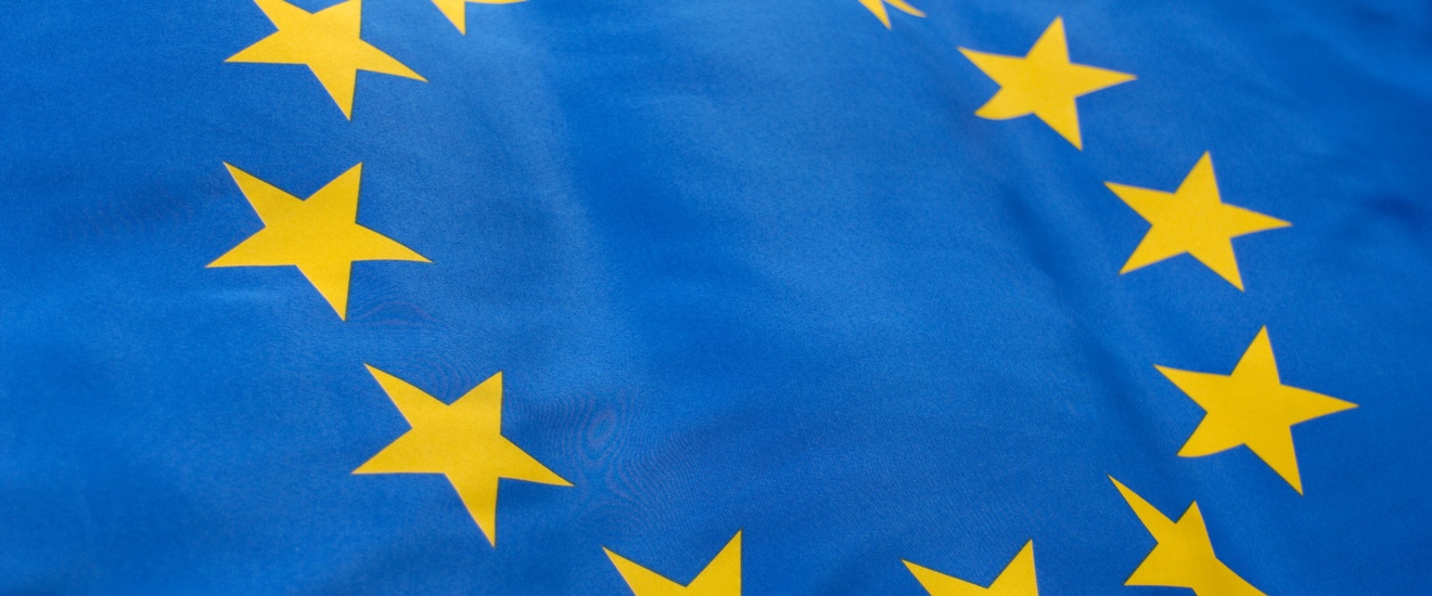 Detailansicht der Europaflagge - gelbe Sterbe auf blauem Hintergrund
