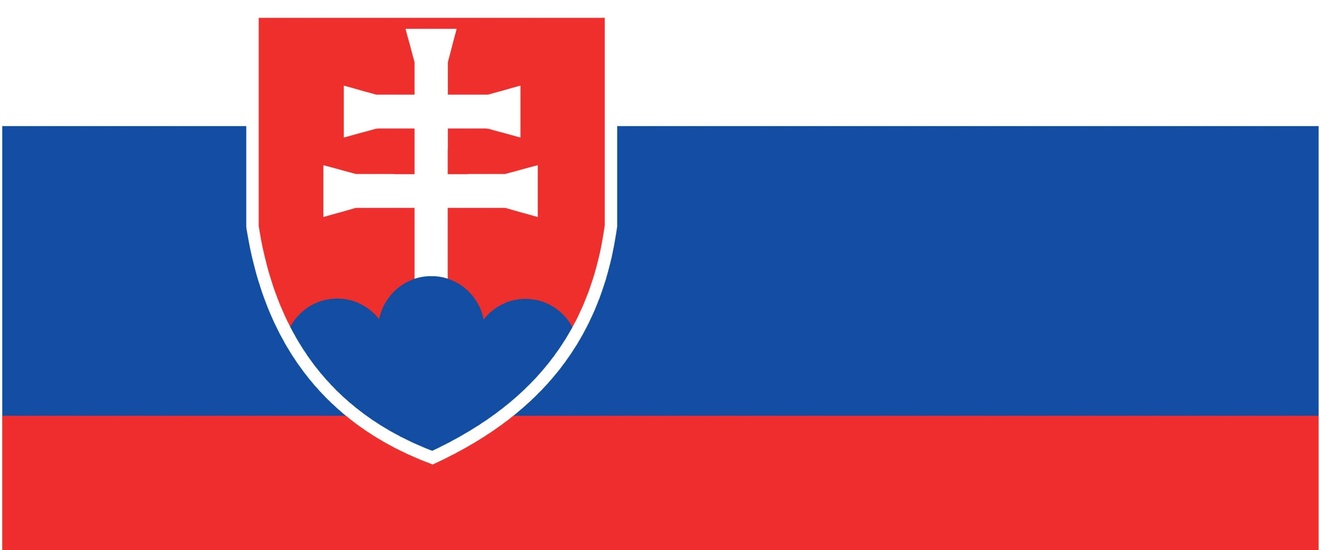 Die Flagge der Slowakei mit den Farben weiß, blau und rot von oben nach unten. Links ist ein Wappen auf blau-rotem Hintergrund