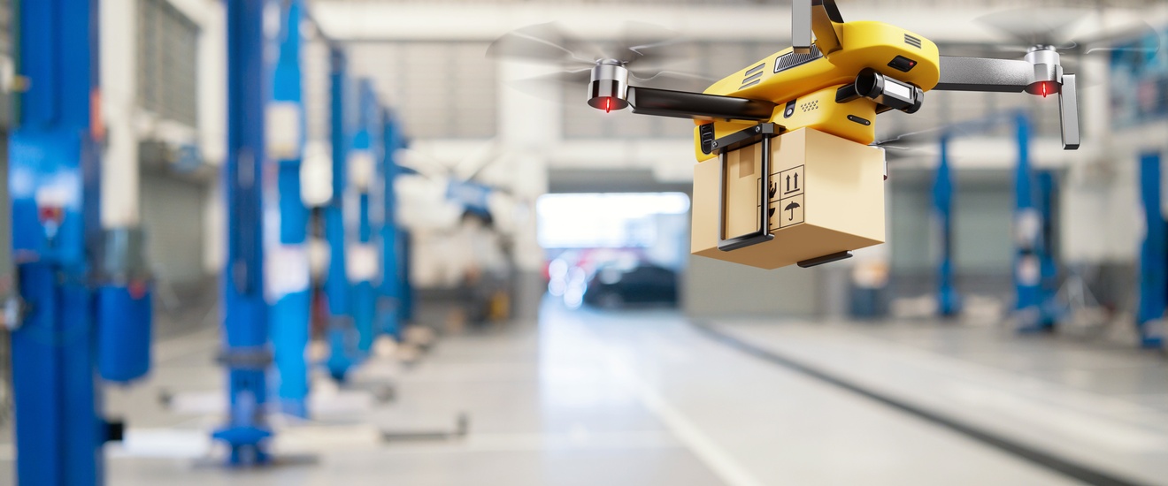 Drohne befördert ein Paket durch eine Autogarage