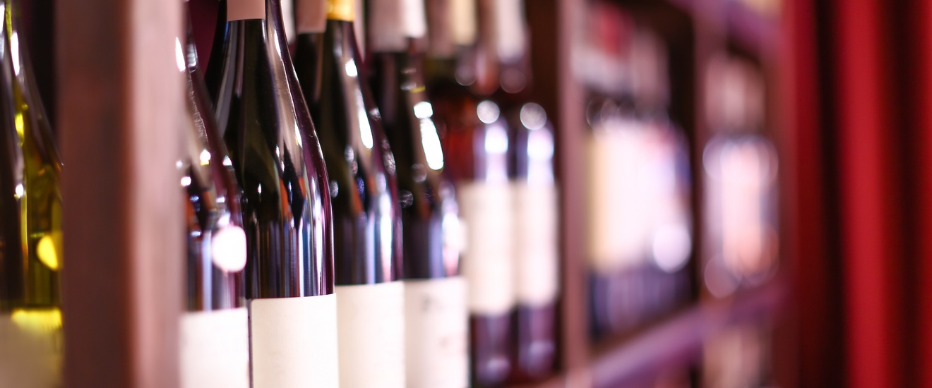 Detailansicht von Weinflaschen in einem Regal stehend