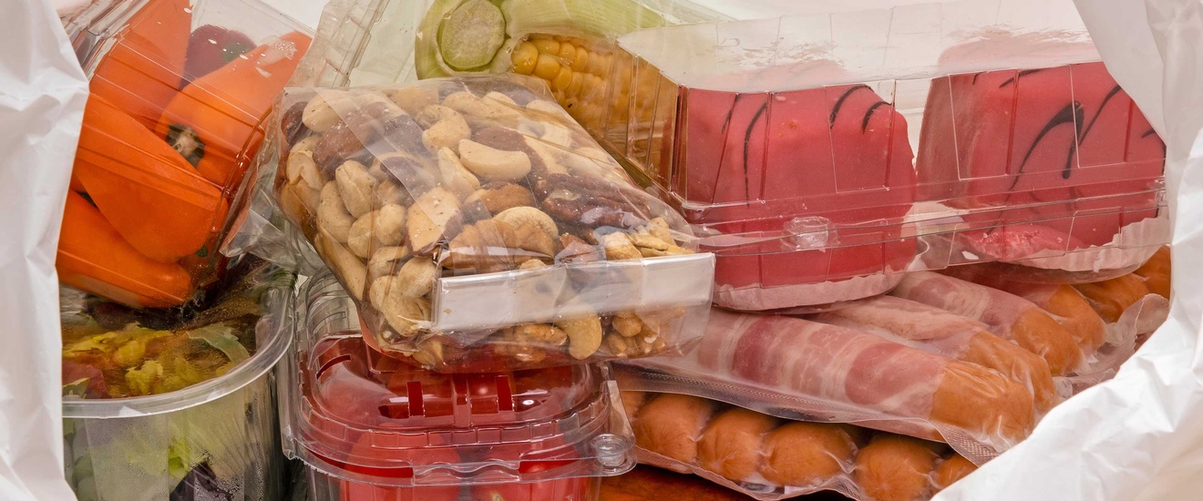 Frische Lebensmittel in transparenter Sichtverpackung aus Plastik