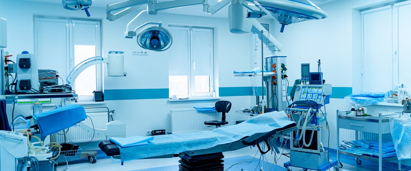 Operationsraum mit medizinischen Aparturen, im Zentrum Liege