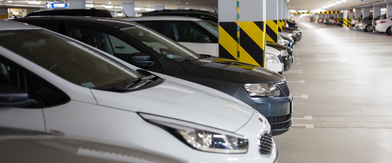In einer Parkgarage parken viele verschiedene Autos
