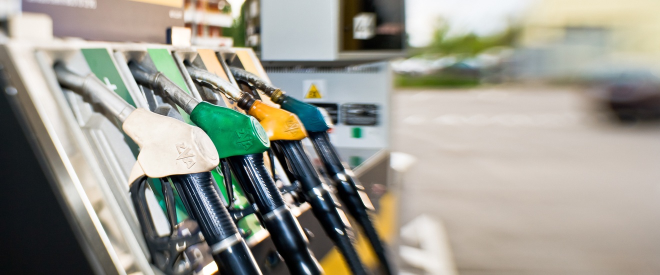 Detailaufnahme von Zapfpistolen einer Tankstelle