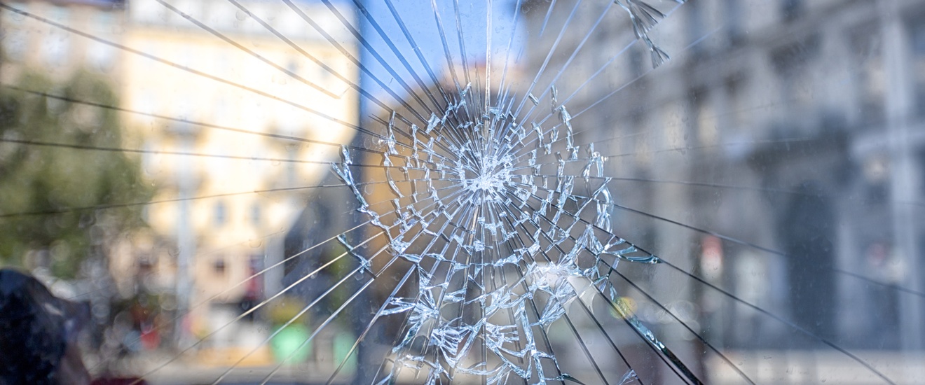 Zersplitternde Glasscheibe