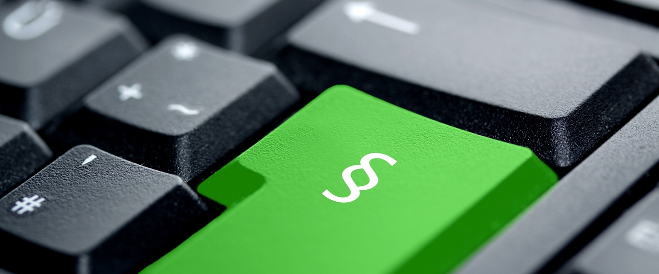 Detatilansicht weißes Paragrafenzeichen auf grüner Taste einer schwarzen Tastatur