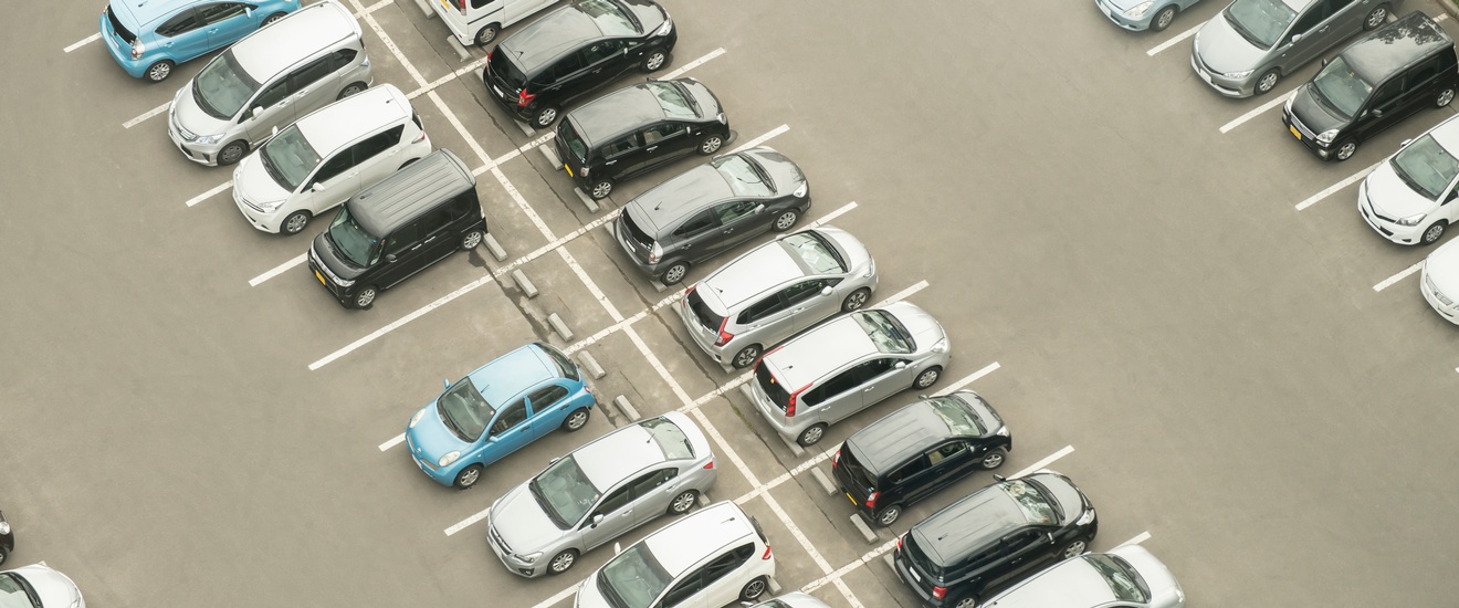 Luftansicht eines Parkplatzes mit PKWs