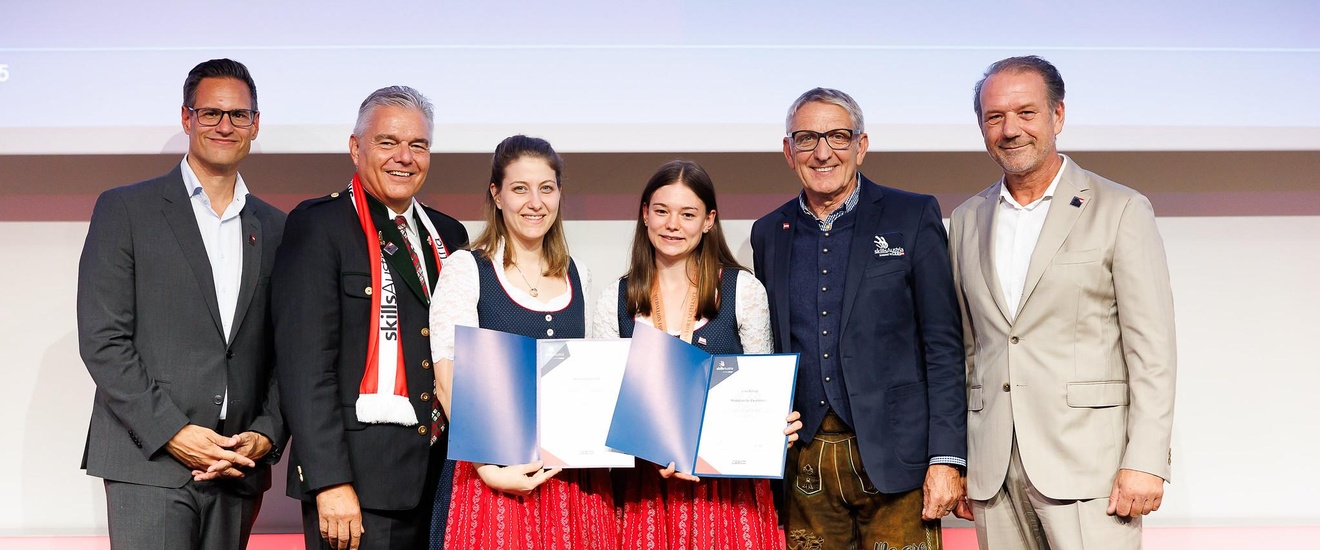 vlnr Thomas Csipko/BAWAG, Bundesinnungsmeister Leo Jindrak, Expertin Veronika Schmidt, Lisa Schögl, SkillsAustria-Präsident Josef Herk, WKÖ-Vizepräsident Andreas Herz