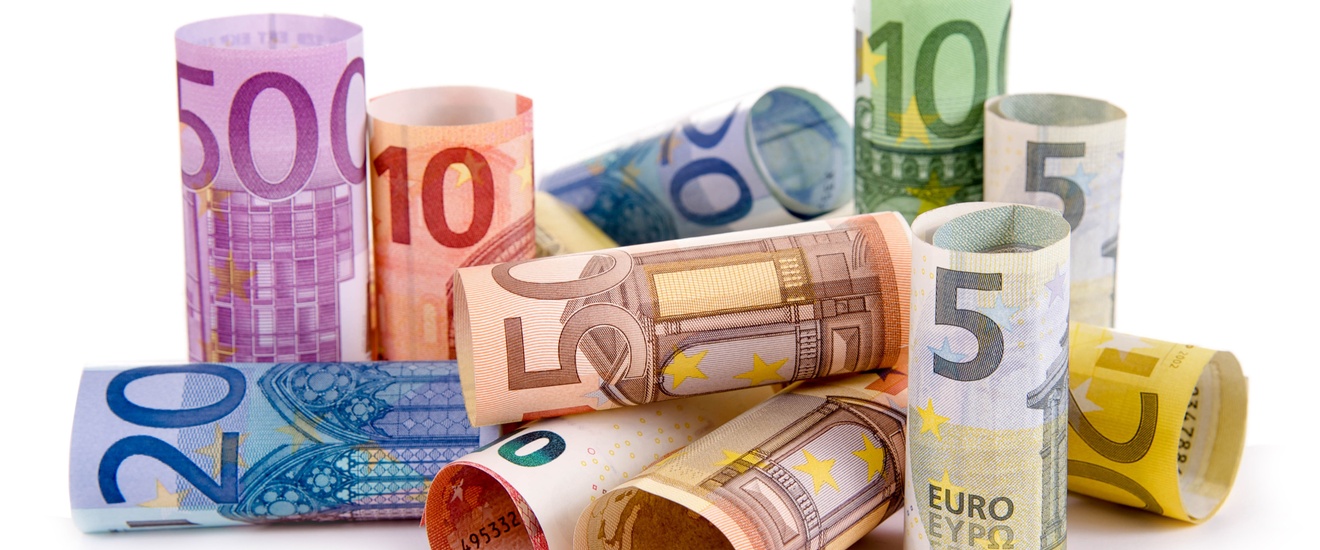 Rollen von Euro Geldscheinen wahllos arrangiert