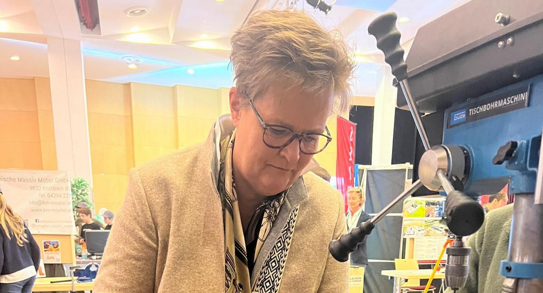 Frau in der Wirtschaft auf der Berufsmesse in Hermagor