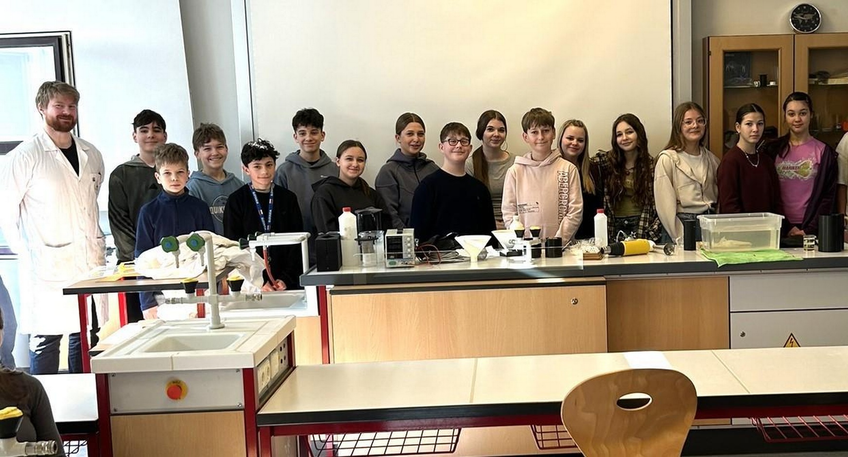 Vortragender Matthias Bergthaler (l.) mit Schülerinnen und Schülern der 3a-Klasse der Mittelschule Kittsee. 