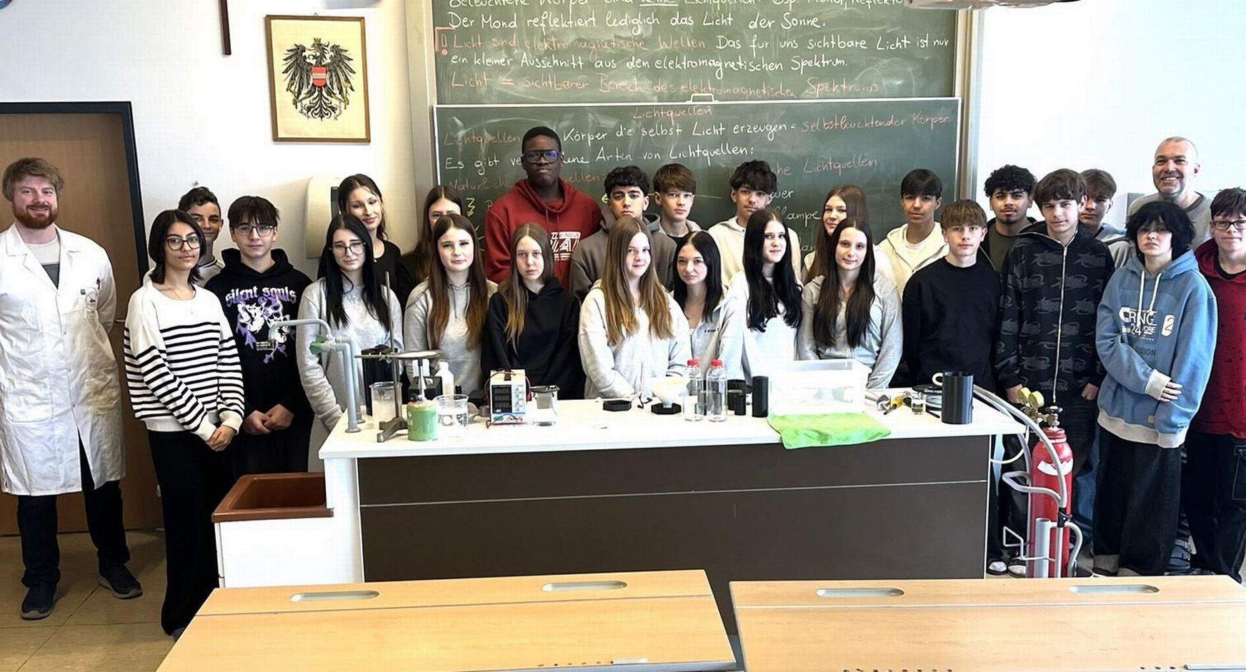 Vortragender Matthias Bergthaler (l.) mit Schülerinnen und Schülern der 4c-Klasse der Mittelschule Mattersburg.