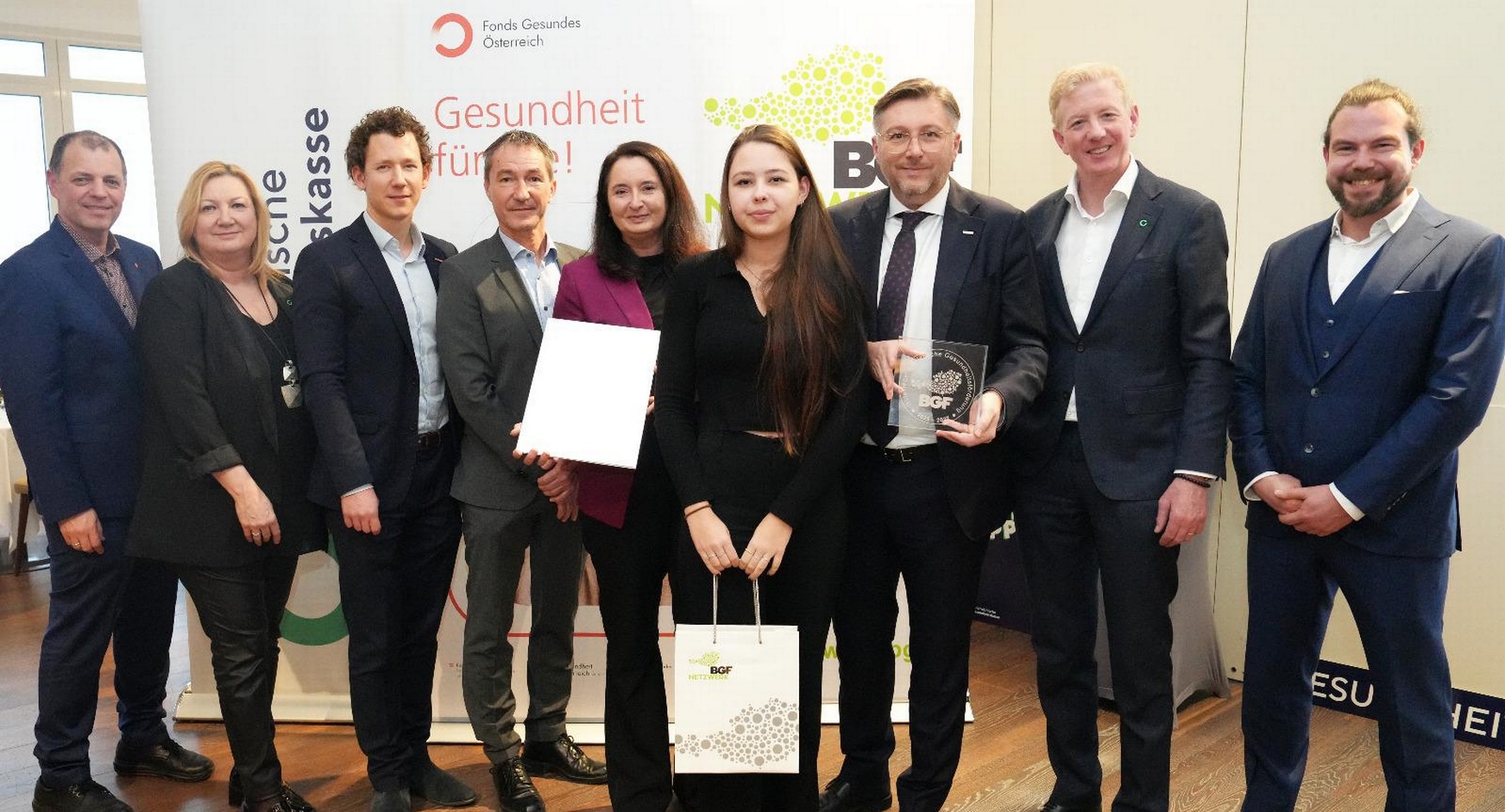 Gert Lang (Fonds Gesundes Österreich), Sabine de Martin de Gobbo (Vorsitzende des Landesstellenausschusses der ÖGK), Christoph Schnitter, Christian Mancs, Claudia Scherz und Jessica Posch (WK-Projektteam) sowie Wirtschaftskammerdirektor Harald Schermann, Peter McDonald (Vorsitzender ÖGK-Verwaltungsrat) und Andreas Maier (BM für Soziales, Gesundheit, Pflege und Konsumentenschutz) (v. l.). 