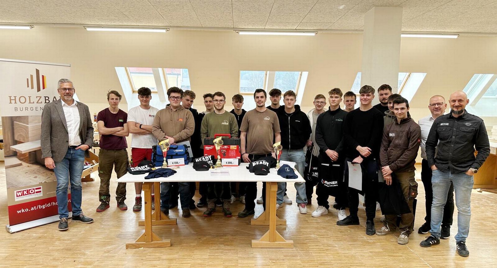 Landesinnungsmeister Josef Sachs (l.) mit Teilnehmern und Betreuern. 