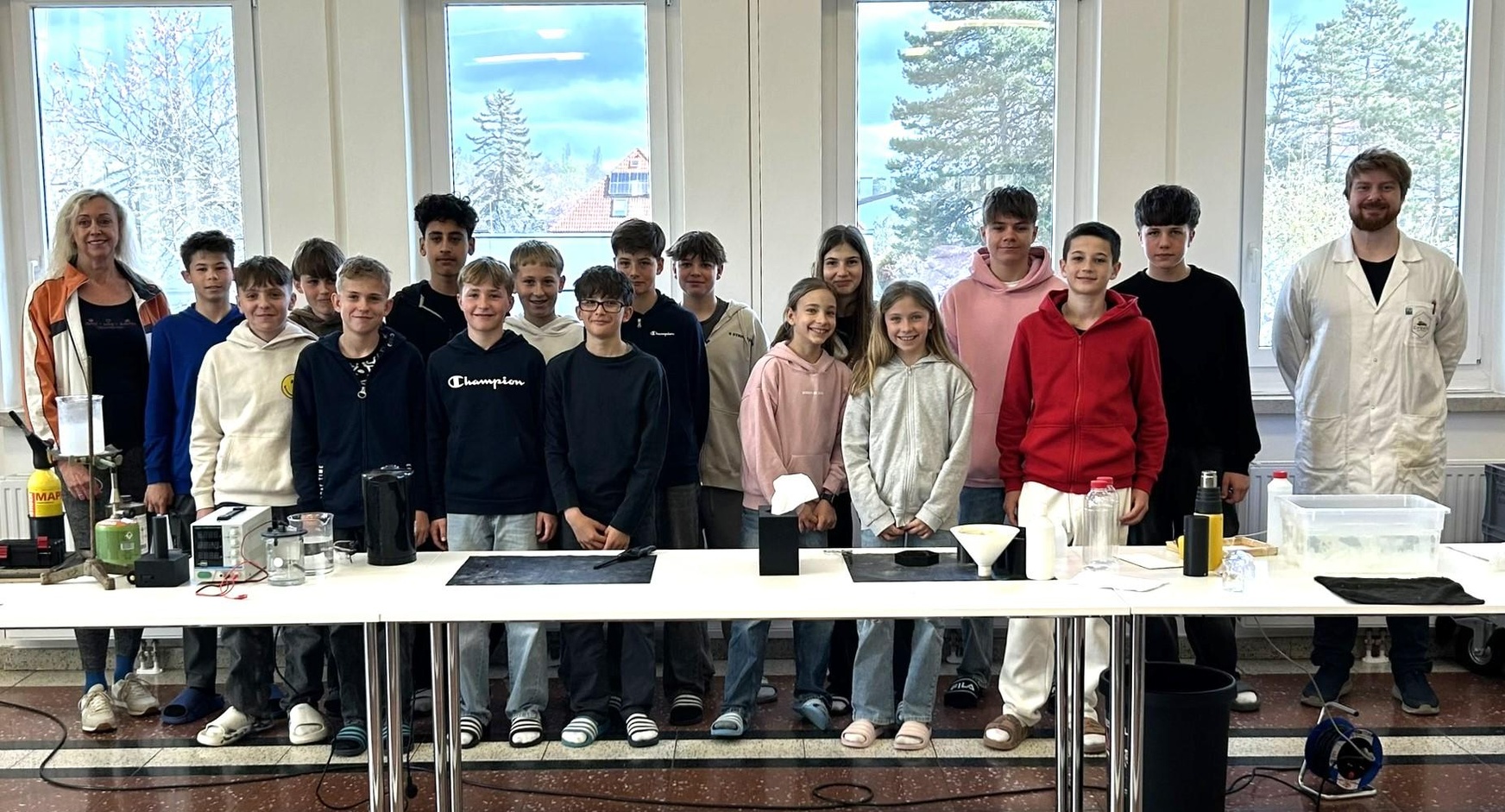 Klasse 3e mit Klassenvorständin Lore Pöschl (l.) und Vortragendem Mathias Bergthaler (r.).