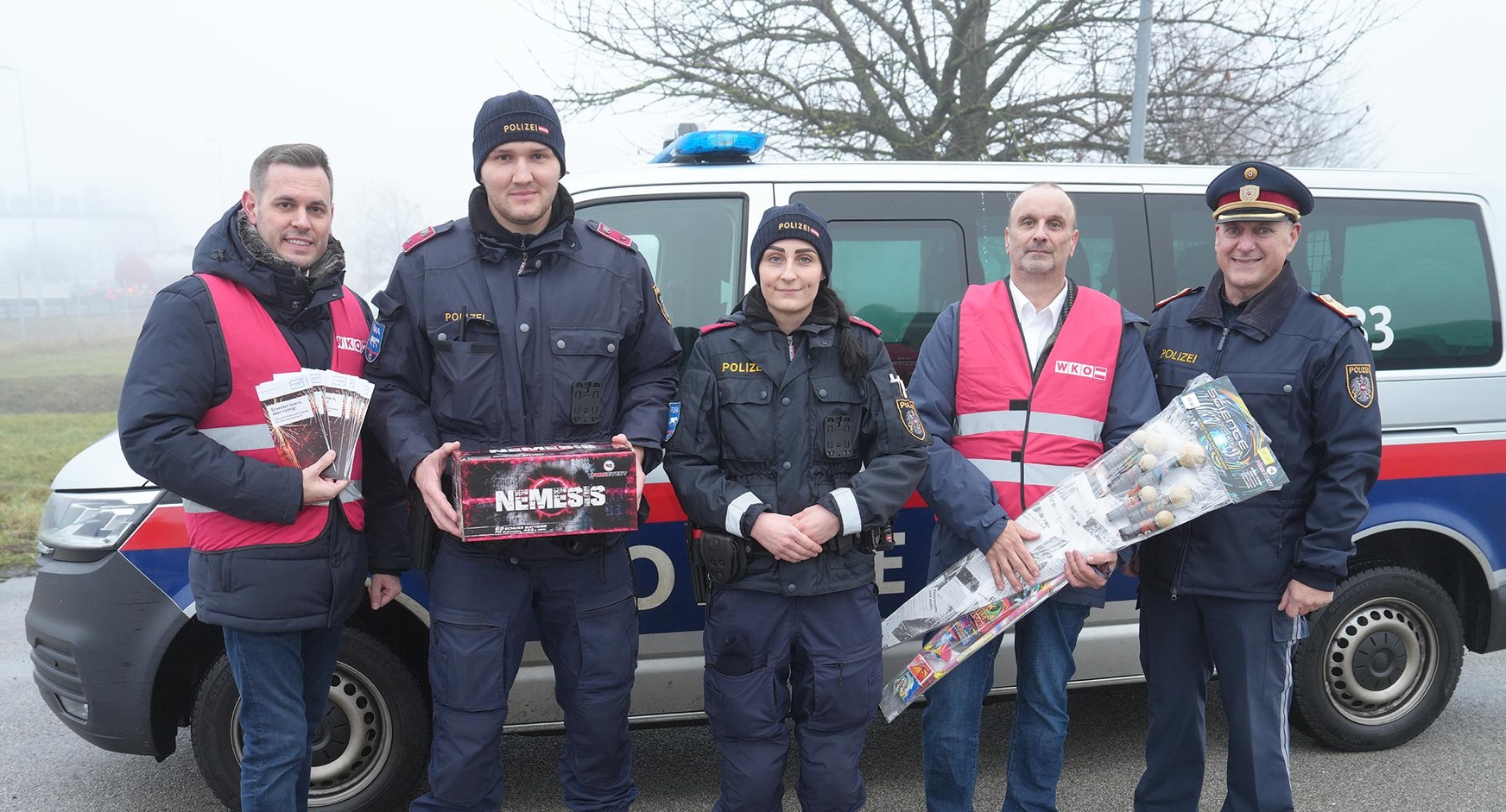 Florian Schober (WK; l.), Christian Frener (Sprecher der Pyrotechnikhändler der Wirtschaftskammer Burgenland; 2. v. r.) und Generalmajor Werner Fasching (Landespolizeidirektor-Stv.; r.) mit Exekutivbeamten 