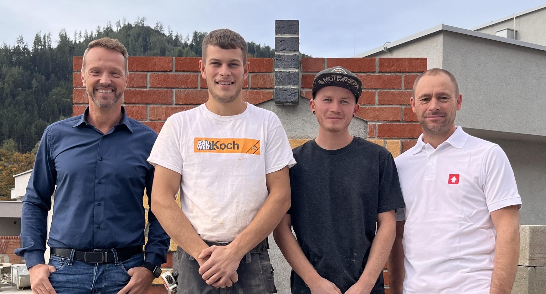 Lehrlingsexperte Johann Zenz, Landessieger 2024 Lion Gerdenitsch und Landessieger 2023 Alexander Pfeffer mit Werner Hügel, der sie für die Wettbewerbsanforderungen bestens trainiert. // Foto © WKB 