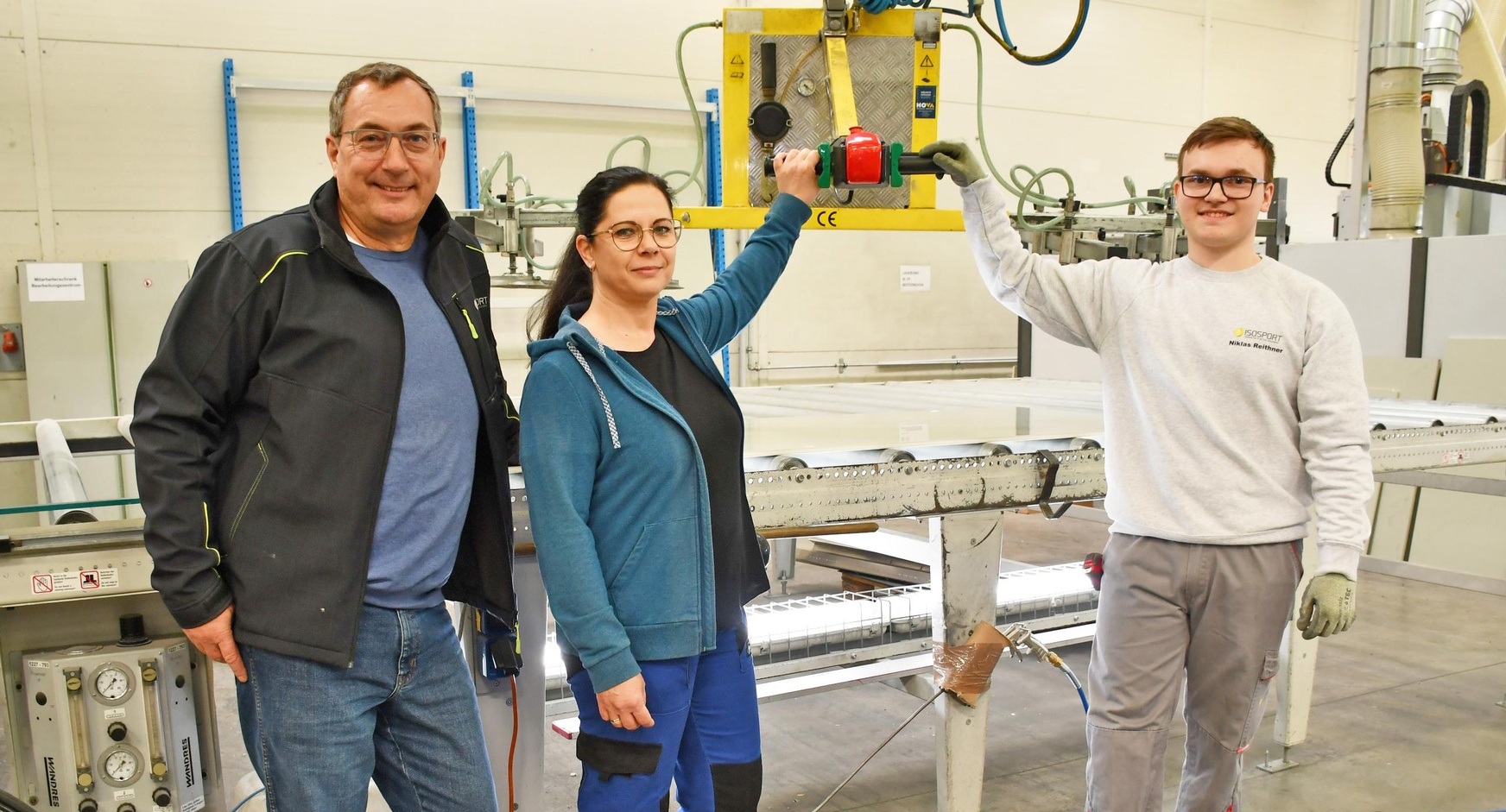 Isosport-Lehrlingsbeauftragter Bertram Grafl, Berufsorientierungslehrerin Nina Wolowiec und Lehrling Niklas Reiterer. 