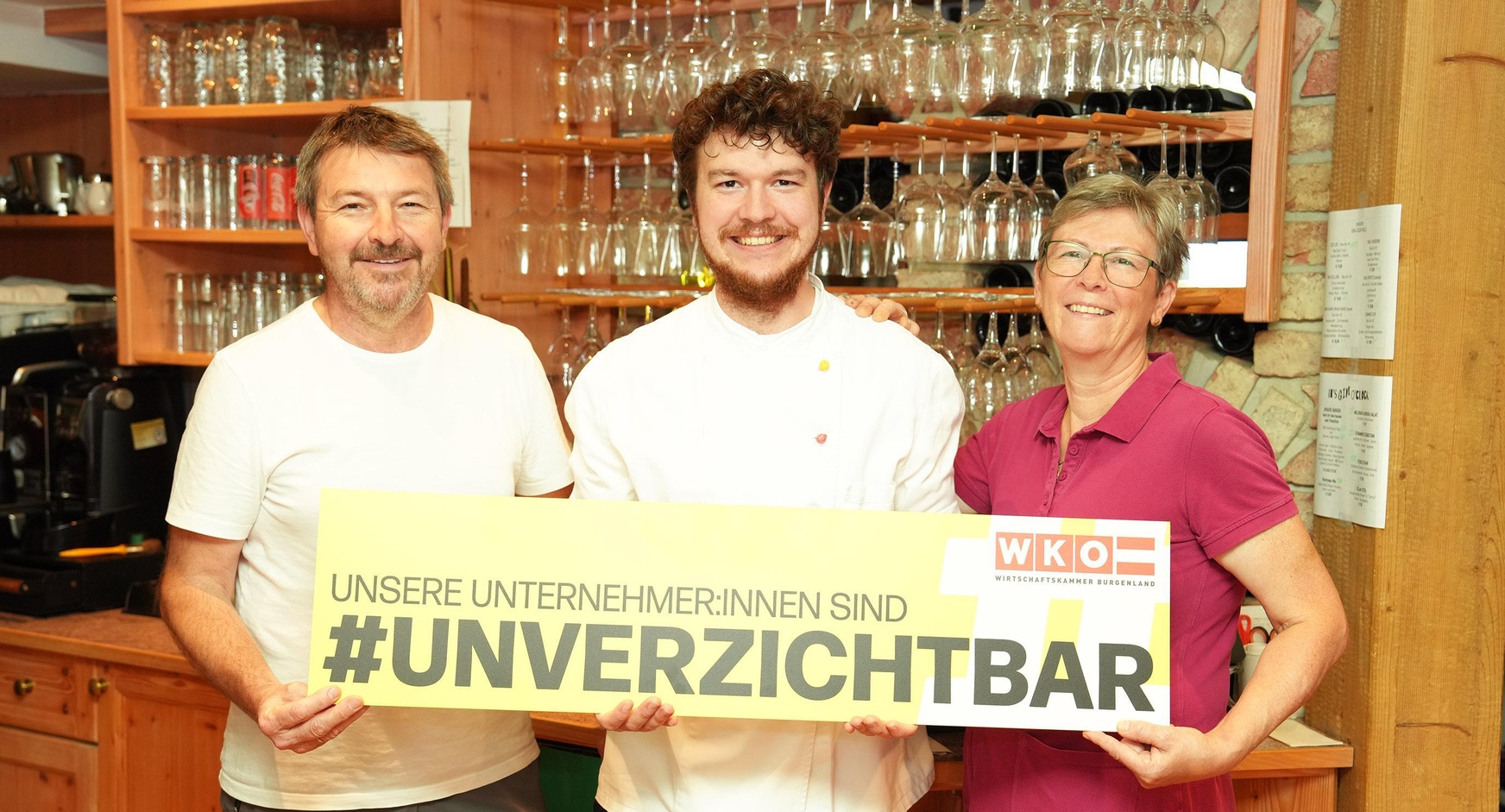 „Hof-Übergabe“: Ossi (l.) und Sonja Landauer mit Sohn und Nachfolger Bernhard 