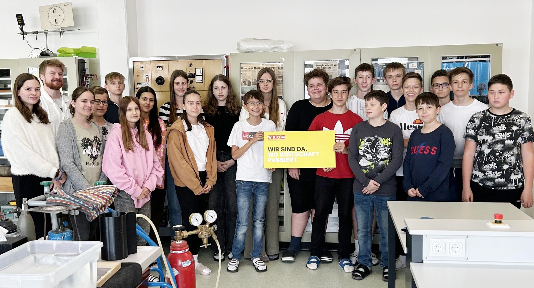Vortragender Matthias Bergthaler mit Schülerinnen und Schülern der 3b-Klasse der Mittelschule Güssing. 